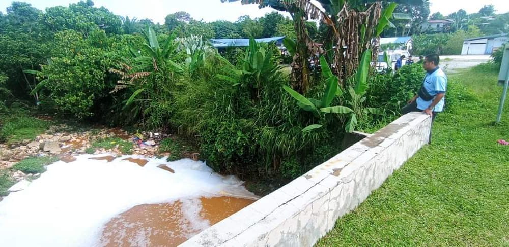 Premis proses makanan disyaki punca air sungai berbuih putih dan berbau